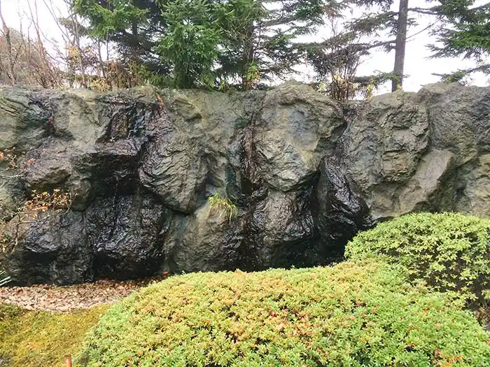 FRP擬岩を使った滝の完成