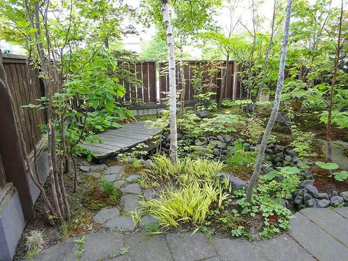 自然の一部に手を加えたような流れのある庭