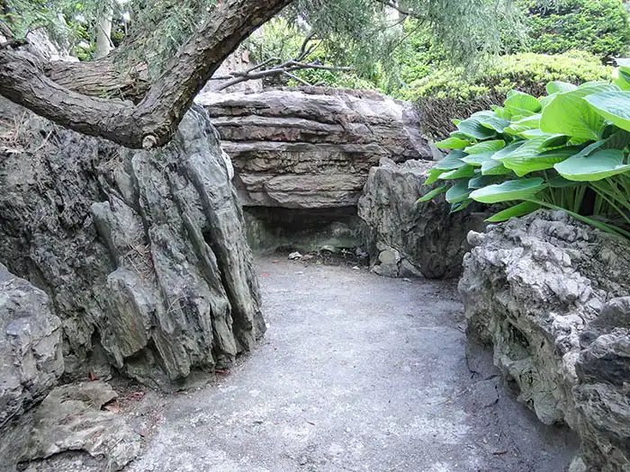 既存池水漏れ改修工事前の池の様子