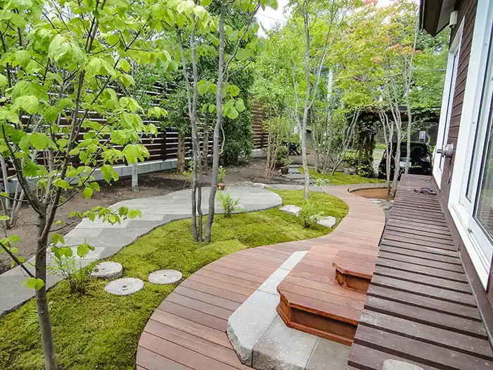 モダン和風の庭、高低差の苔