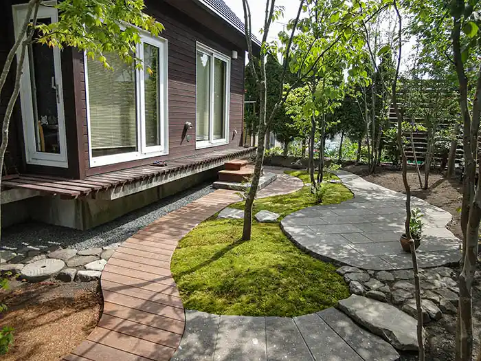 モダン和風の庭、軟石敷きと苔と園路