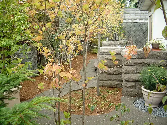 軟石積みのある庭