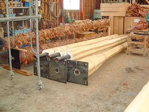 人工樹木ヤシの木に、一枚ずつ樹皮を貼り付けている様子