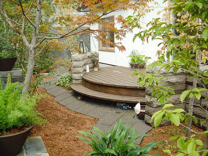 軟石の壁を持つウッドデッキ