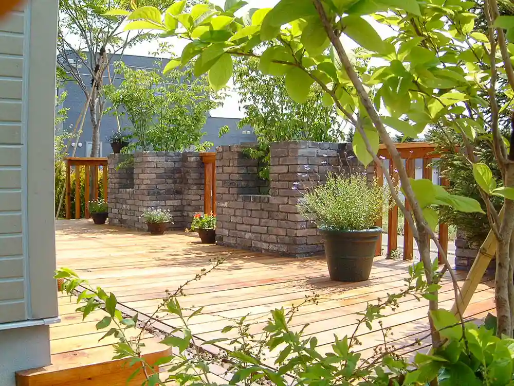 ガーデニングの広いデッキ