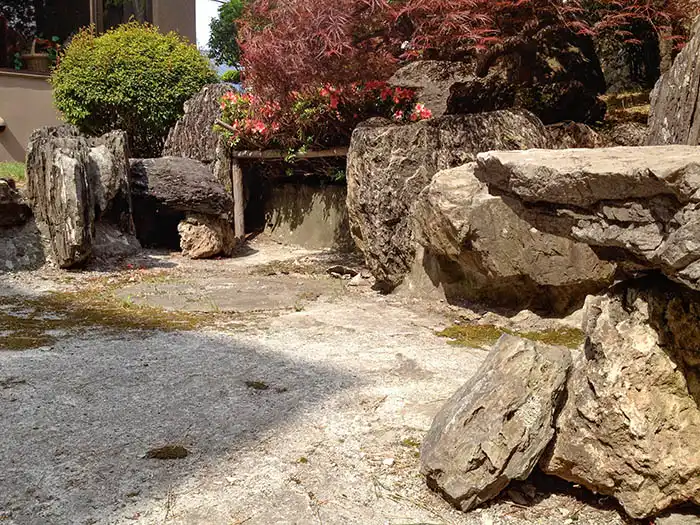 既存池水漏れ改修工事前の池の様子