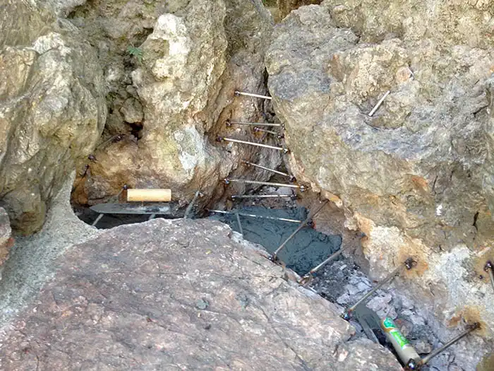 池水漏れ改修の、滝口部分の下地アンカー補強の様子