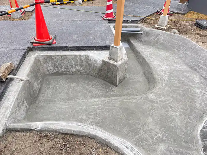 ビオガーデン池部分の、下地GRC施工の様子