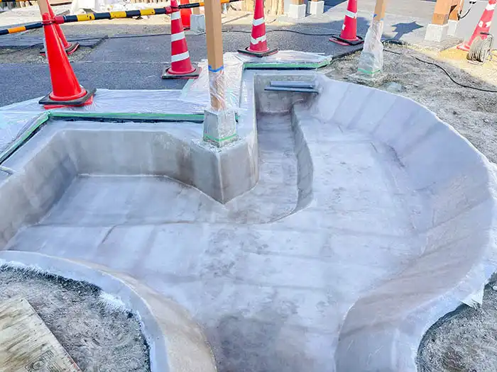池部分FRP防水施工後の様子