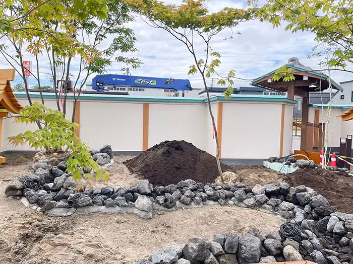 流れ部分完了後の、植栽及び地形調整の様子