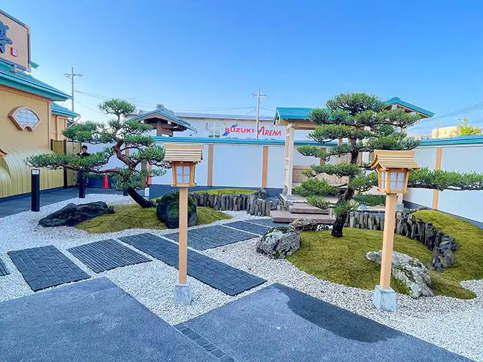 石畳の園路と松の組合わせ