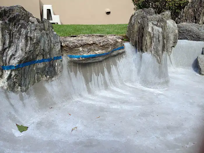 池漏水改修、側面部分のモルタル防水の様子