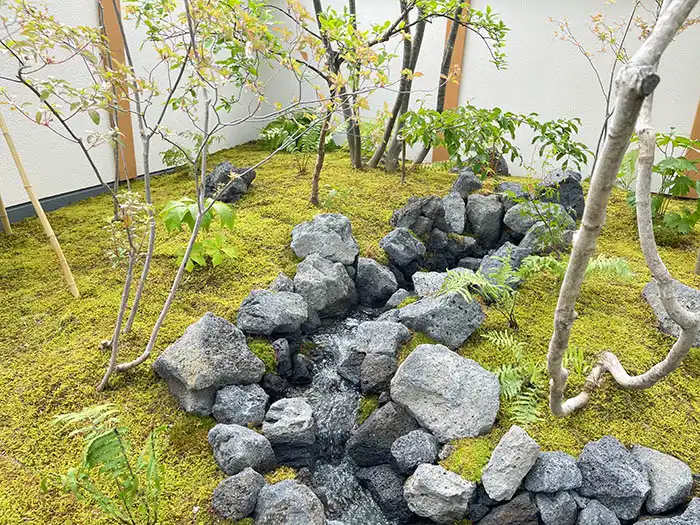 源流の風景を切り取ったような自然を模した庭