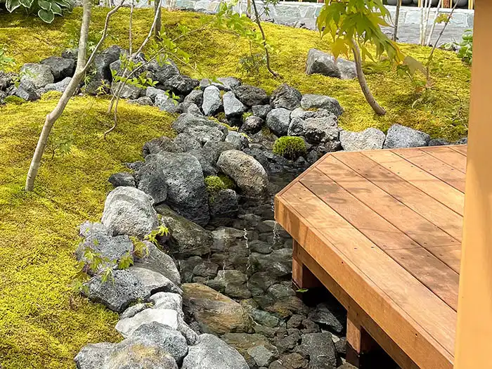 池に迫り出した縁台の様子