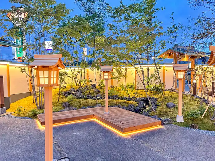 ライトアップされた雑木の庭