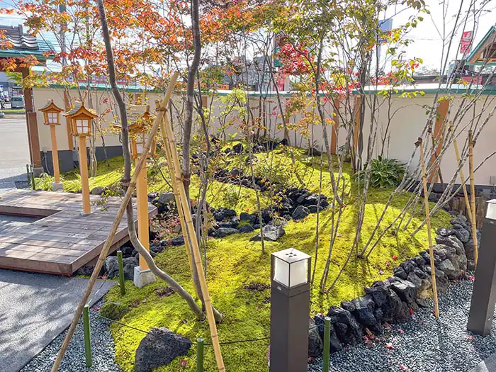 多種多様な樹木をランダムに配置した流れのある自然風苔庭