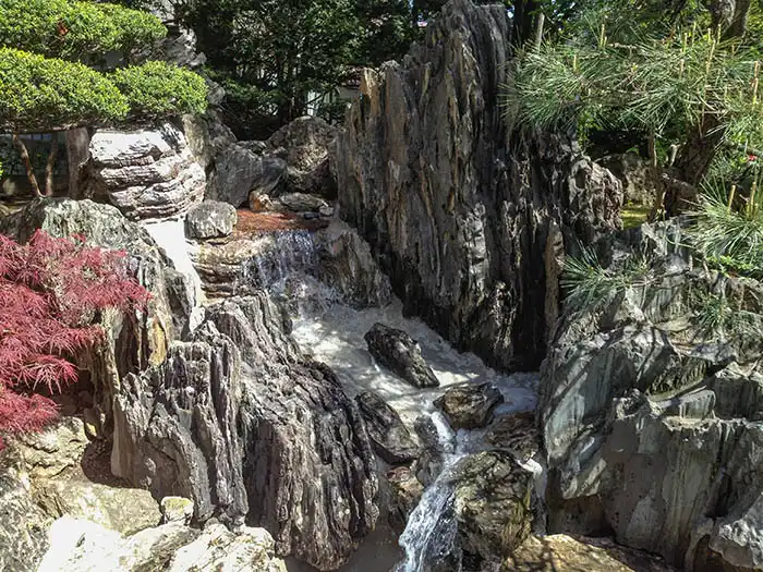 池漏水改修後の、滝部分の試験通水の様子
