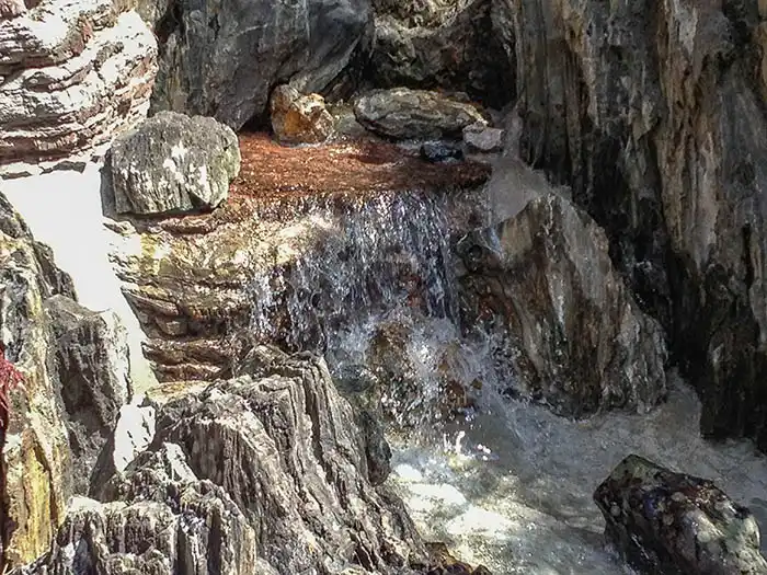 池漏水改修後の、滝部分の試験通水の様子