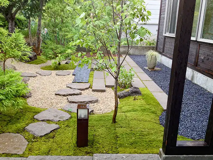 苔と飛石と敷き砂利