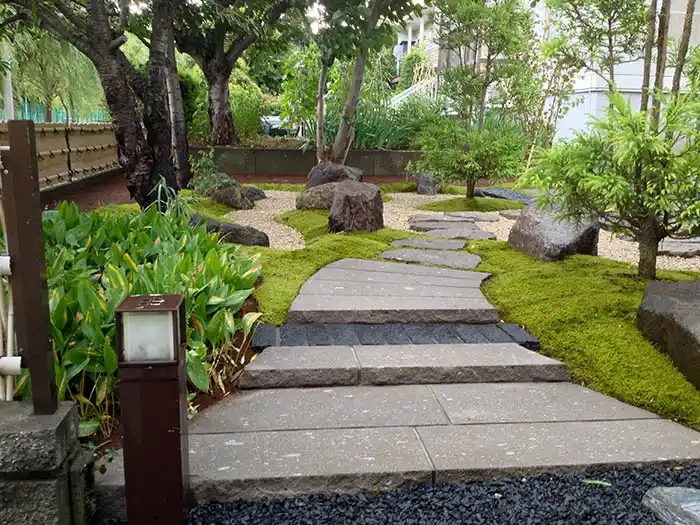 庭入り口の軟石階段
