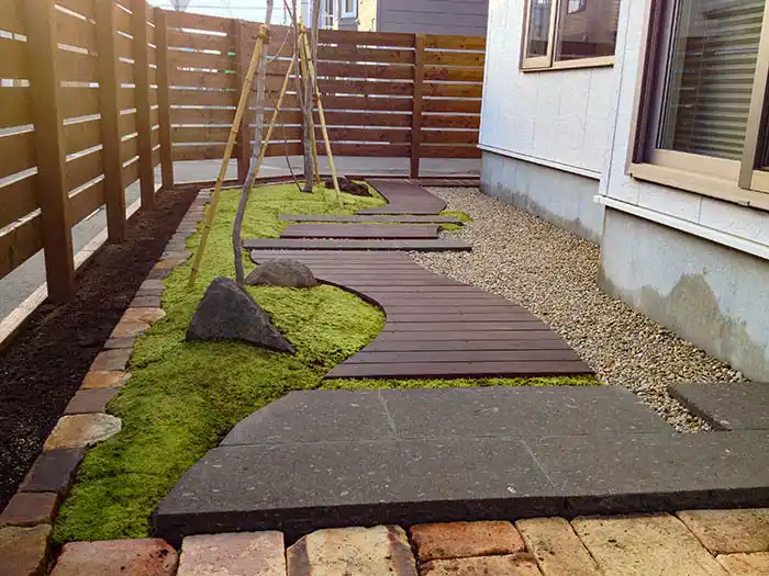 シンプルな園路の庭