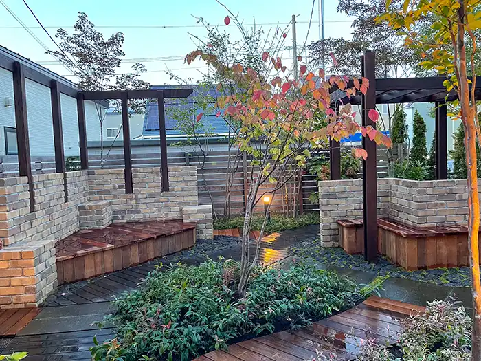 煉瓦積みのデッキと西洋ナンテンのグランドカバー