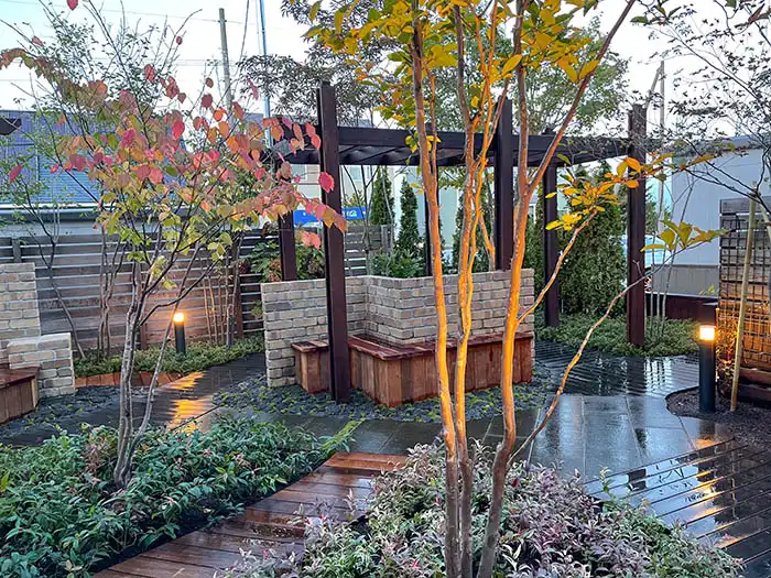 間接照明に木々が照らされ温かみのあるシックな庭