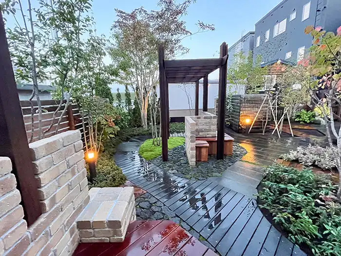 シックで落ち着いた雰囲気の回遊式の庭