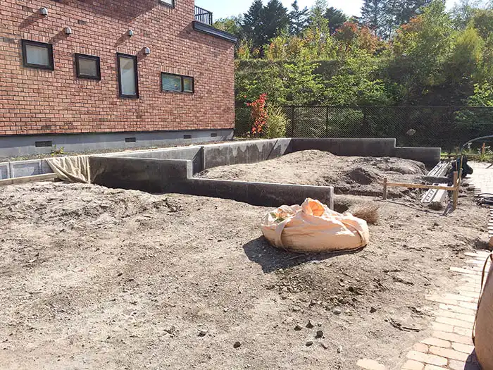 ビオガーデン工事造成の準備として土留めを兼ねたRC塀施工後の様子