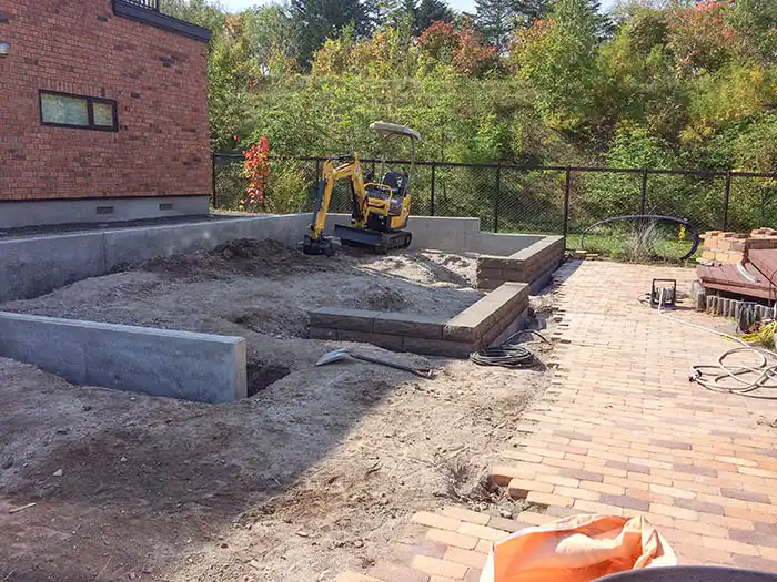 重機にて、ビオガーデン地盤(高低差)調整の様子