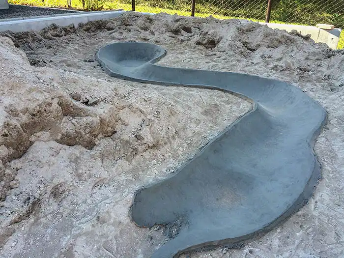 ビオガーデン地盤調整後のGRC下地の施工の様子