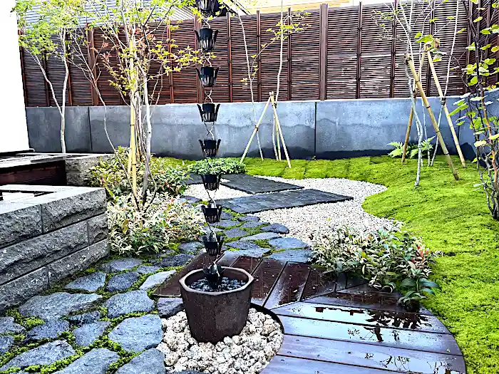 鎖樋と水鉢の組合わせ