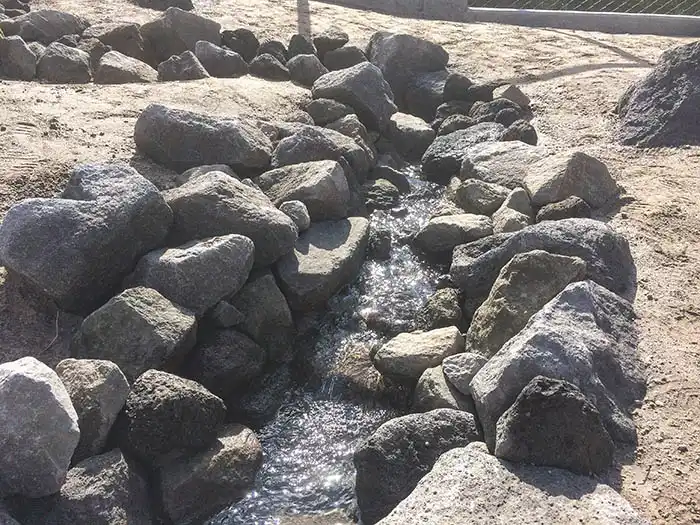 ビオガーデン石組み後の試験通水の様子