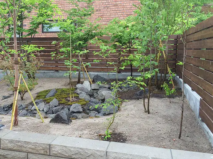 壮瞥石を使い、水の流れを作ったビオガーデン