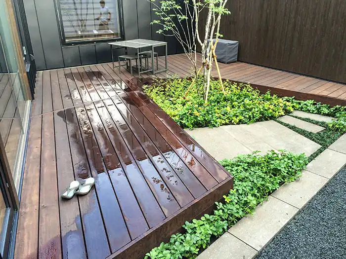 広いデッキを別ける庭