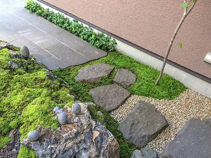 モダン和風の庭、飛石と苔