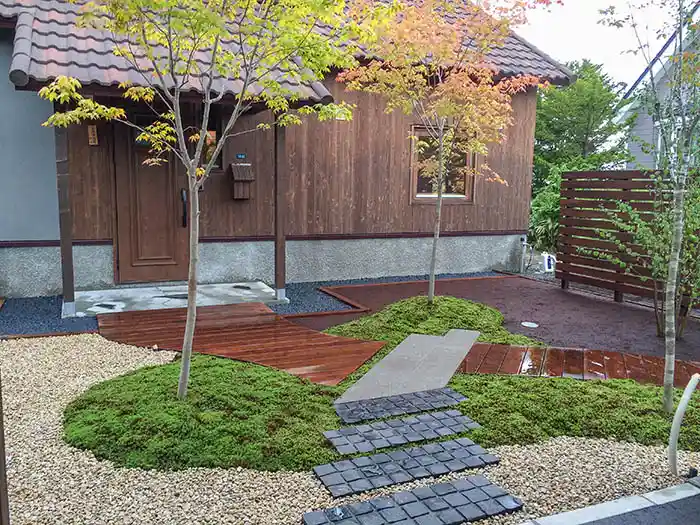 モダン和風の庭、苔の起伏