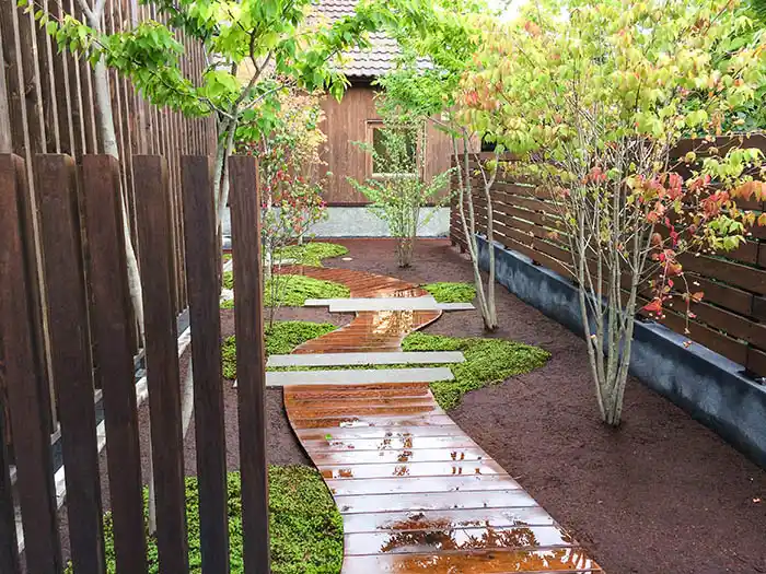 モダン和風の庭、長い園路