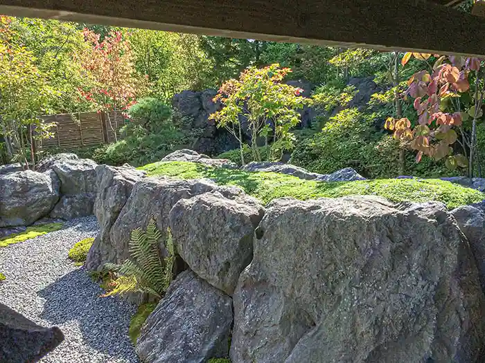 和風庭園の石組み