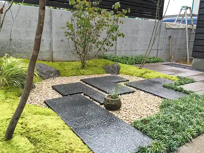 モダン和風の庭、洗い出しと根締め