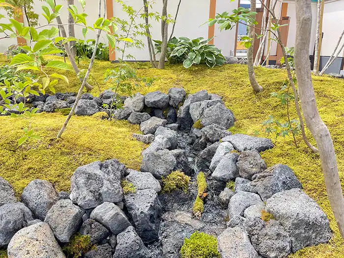 自然石を使い源流を再現した、流れのある庭