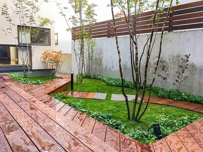 モダン和風の庭、中庭のデッキ