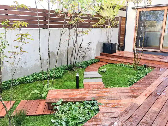 モダン和風の庭、園路と苔