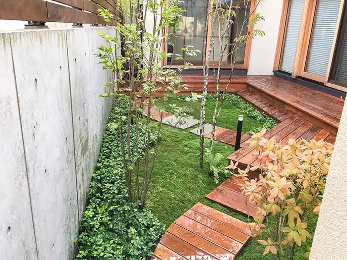 モダン和風の庭、木製園路