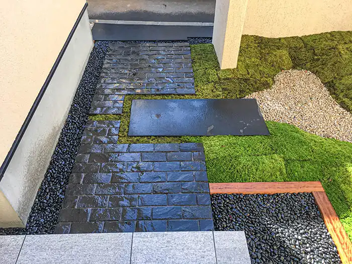 雨に濡れた色がしっとり落ち着くピンコロ敷と洗い出しが組み合わさったアプローチ