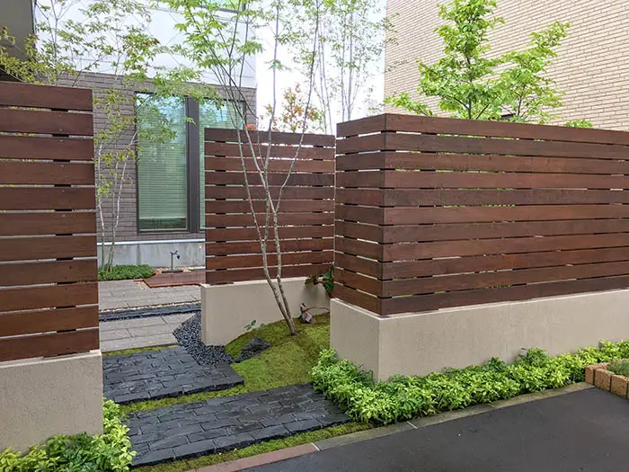 モダン和風の庭、板塀と園路