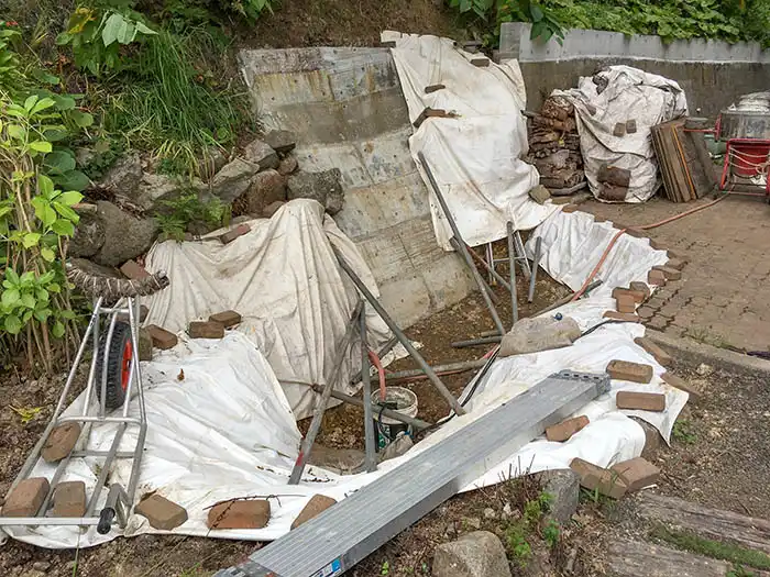 滝造成工事、法面土台と滝壺部分掘削後の様子