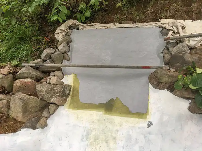 滝部分のFRP防水層施工後、トップコート塗布後の様子