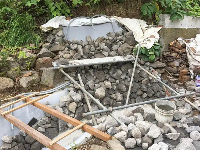 滝の石組み中盤の様子