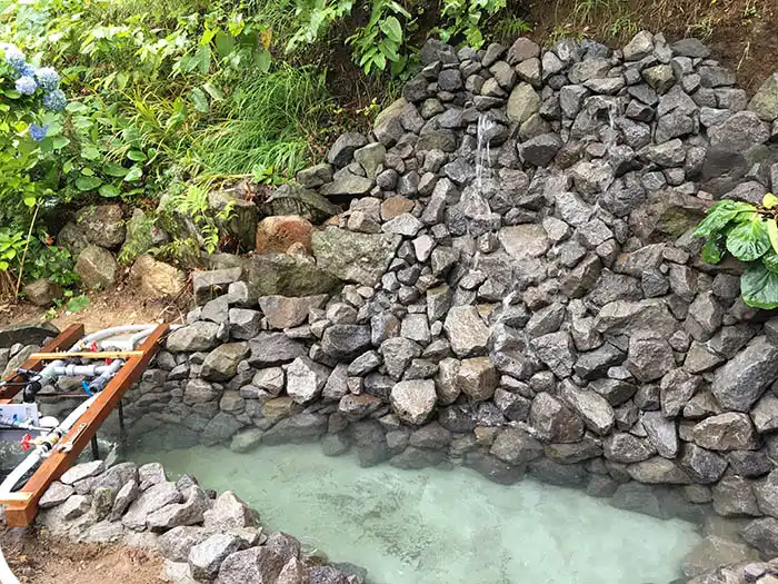 滝の石組み完了後の試験水張りの様子